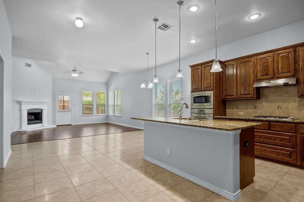 913 Lampassas Trail - Photo 8