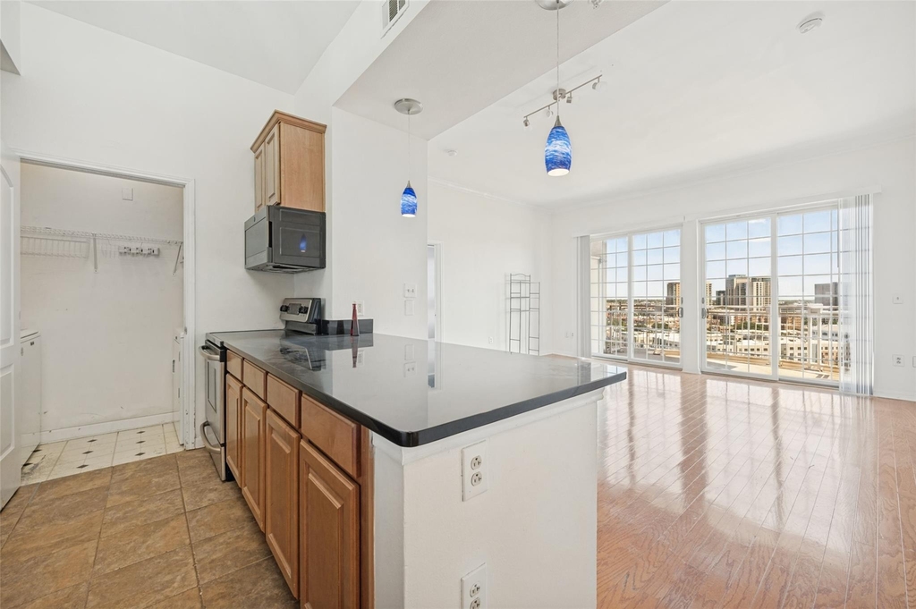 3225 Turtle Creek Boulevard - Photo 2