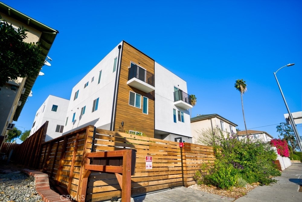 11639 Burbank - Photo 2