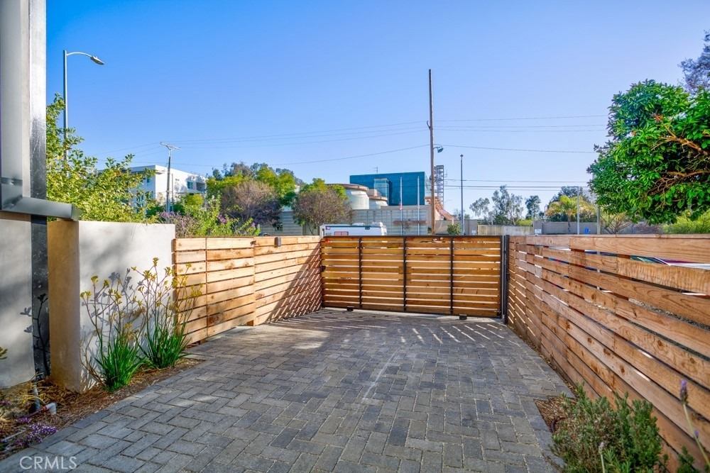 11639 Burbank - Photo 4