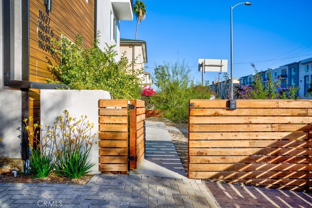 11639 Burbank - Photo 5