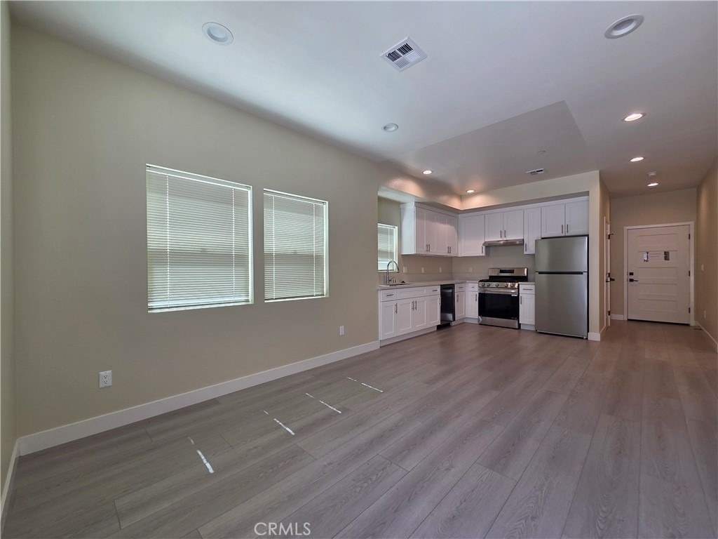 652 W Grand Avenue - Photo 2