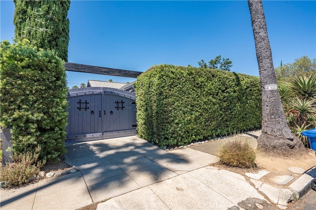5123 Townsend Avenue - Photo 1