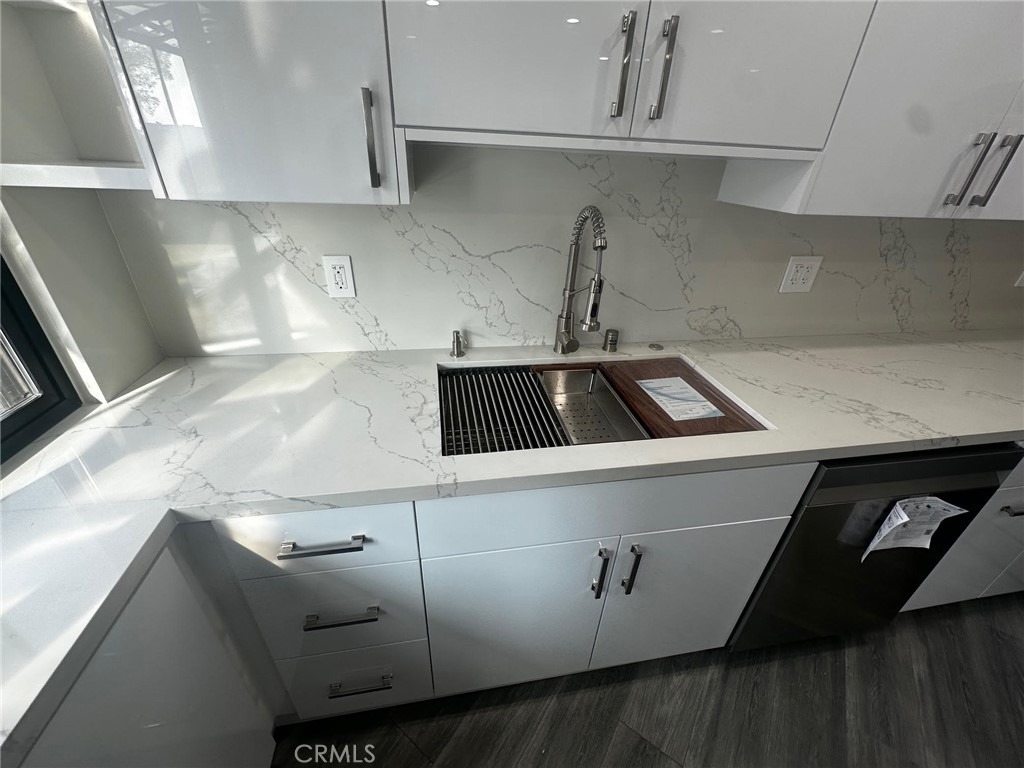 412 N Kenwood Street - Photo 1