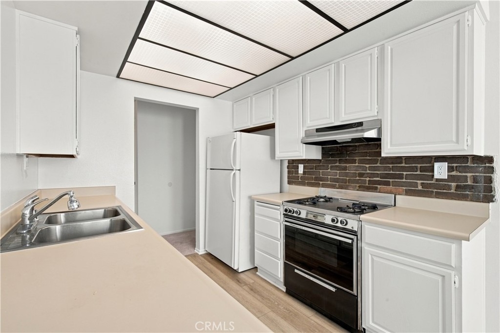 14607 Erwin Street - Photo 7