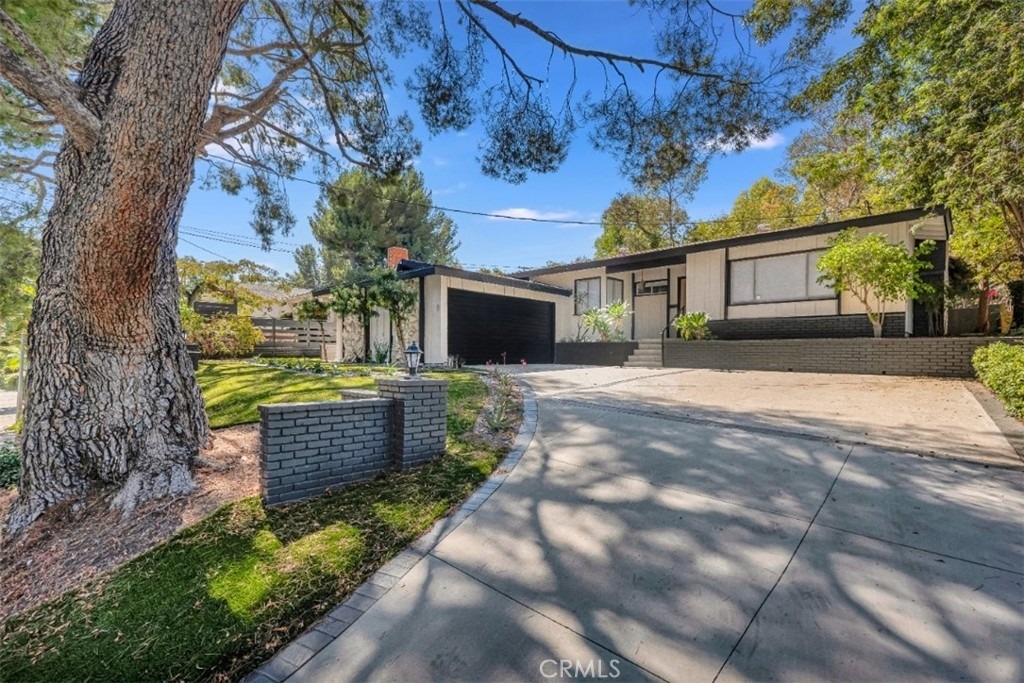 9425 Mclennan Avenue - Photo 0