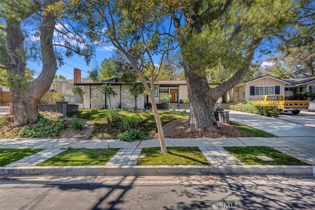 9425 Mclennan Avenue - Photo 1