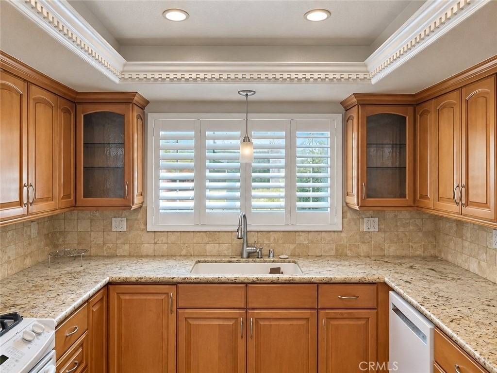 21821 Burbank Boulevard - Photo 9