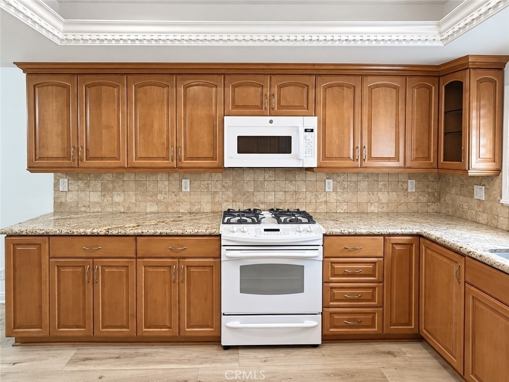 21821 Burbank Boulevard - Photo 10