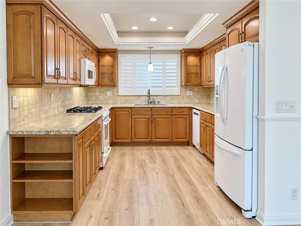21821 Burbank Boulevard - Photo 7
