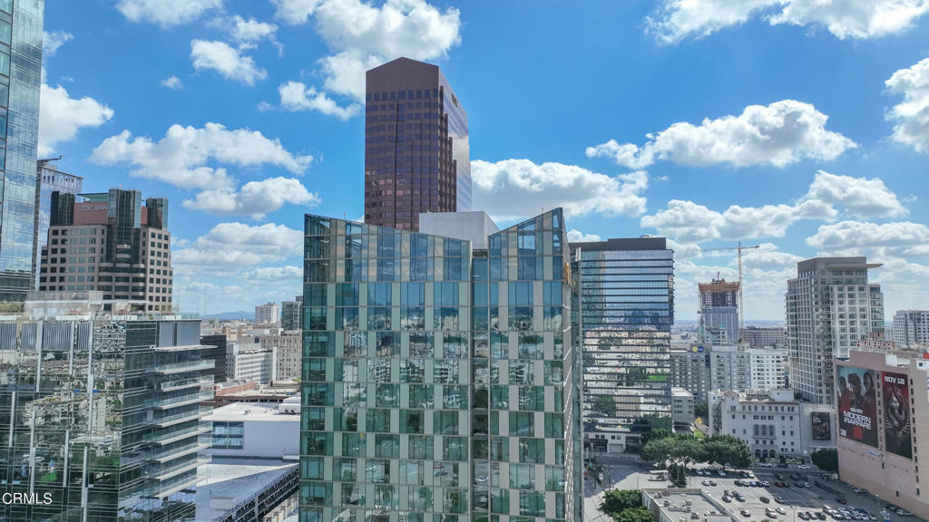 889 Francisco Street - Photo 3