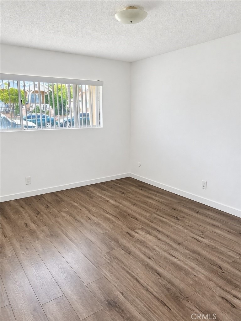 315 E 8th Street - Photo 4