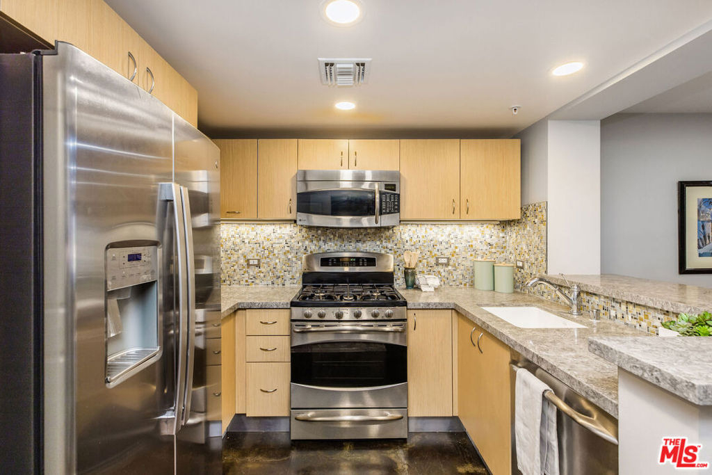 125 N Raymond Avenue - Photo 9