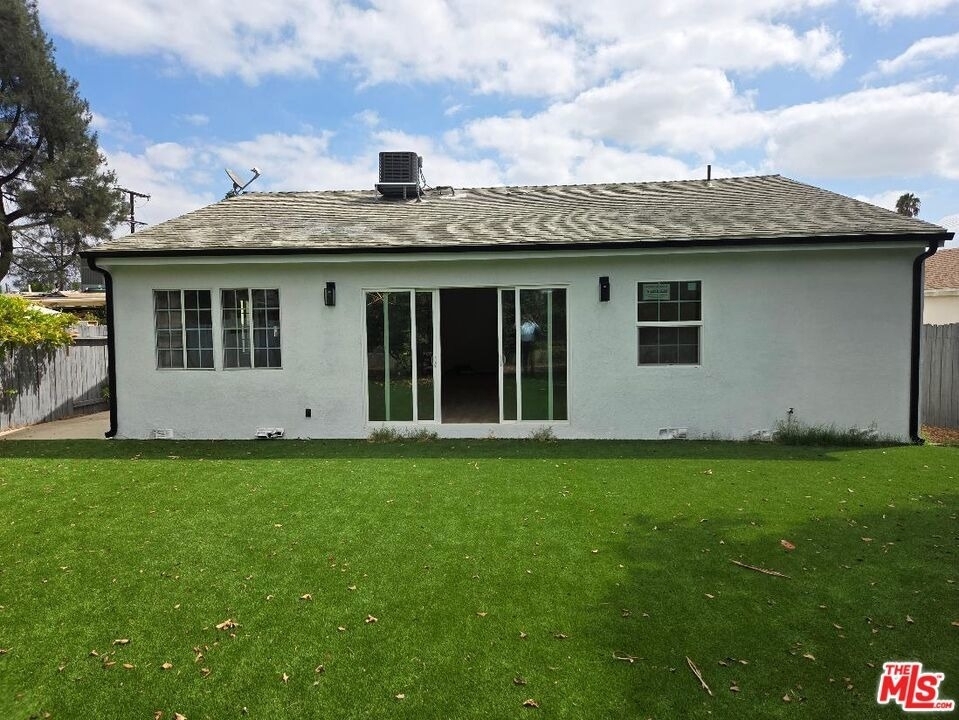 8519 Yolanda Avenue - Photo 13