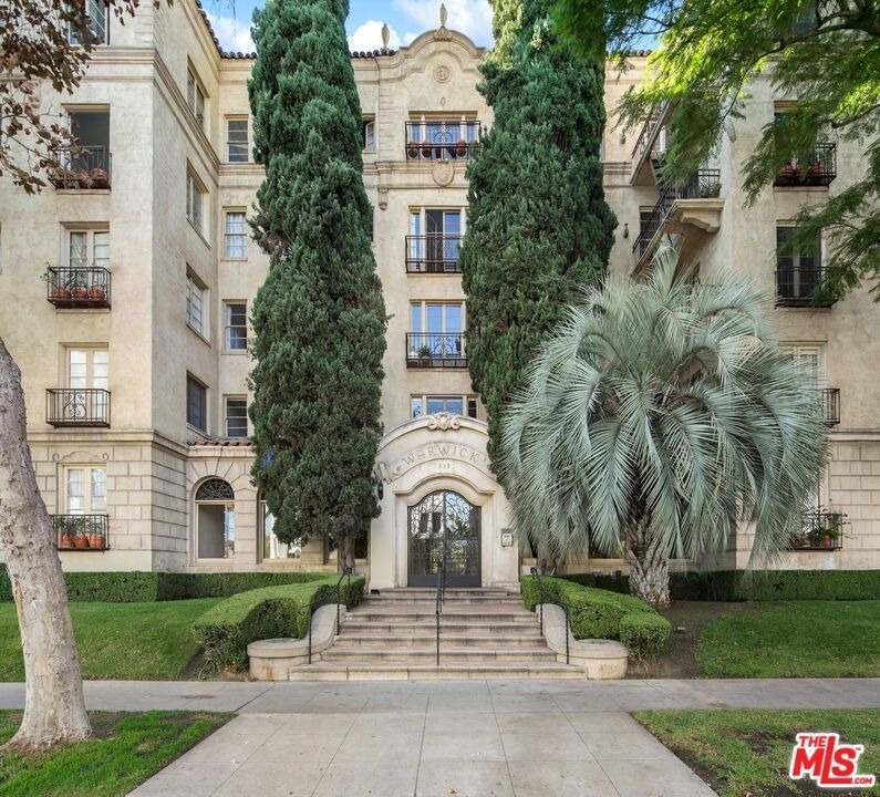 109 N Sycamore Avenue - Photo 0