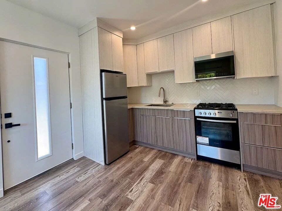 8045 Darby Avenue - Photo 3