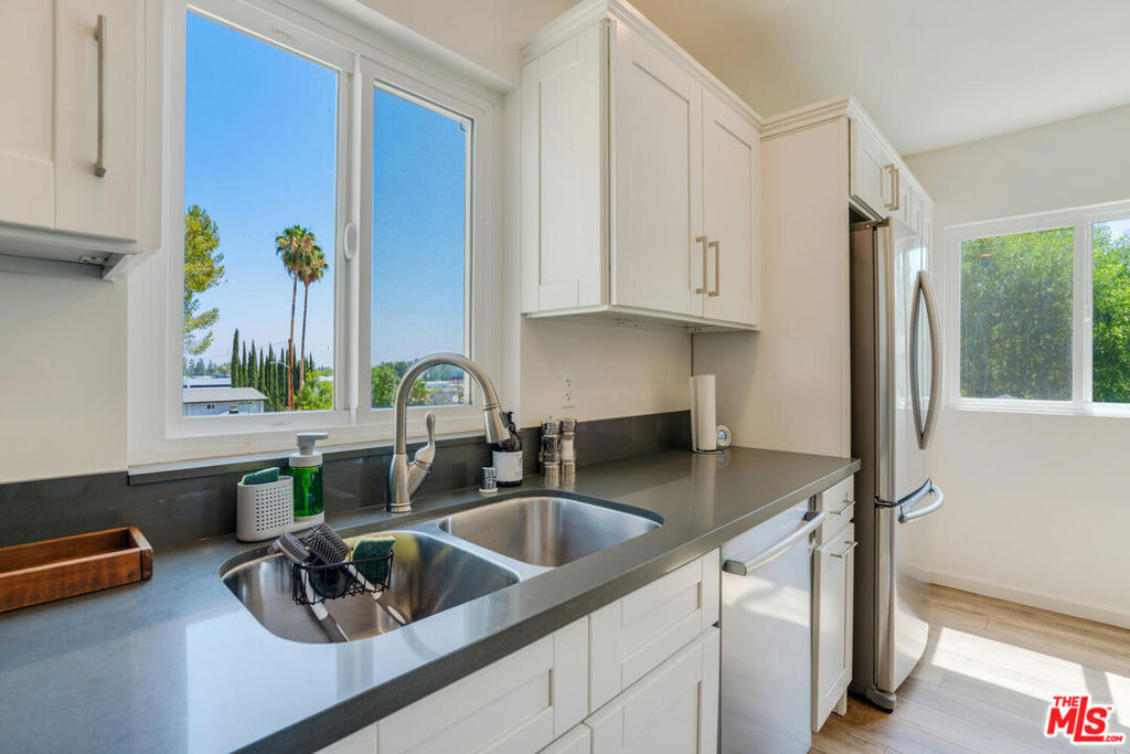 5343 Tendilla Avenue - Photo 8