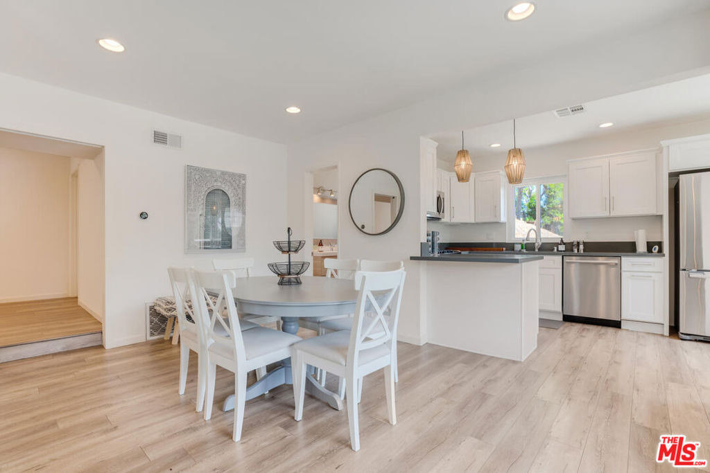 5343 Tendilla Avenue - Photo 7
