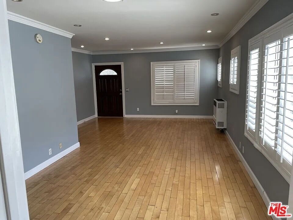 713 W 49th Place - Photo 3