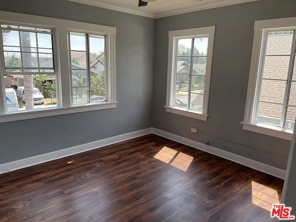 713 W 49th Place - Photo 8