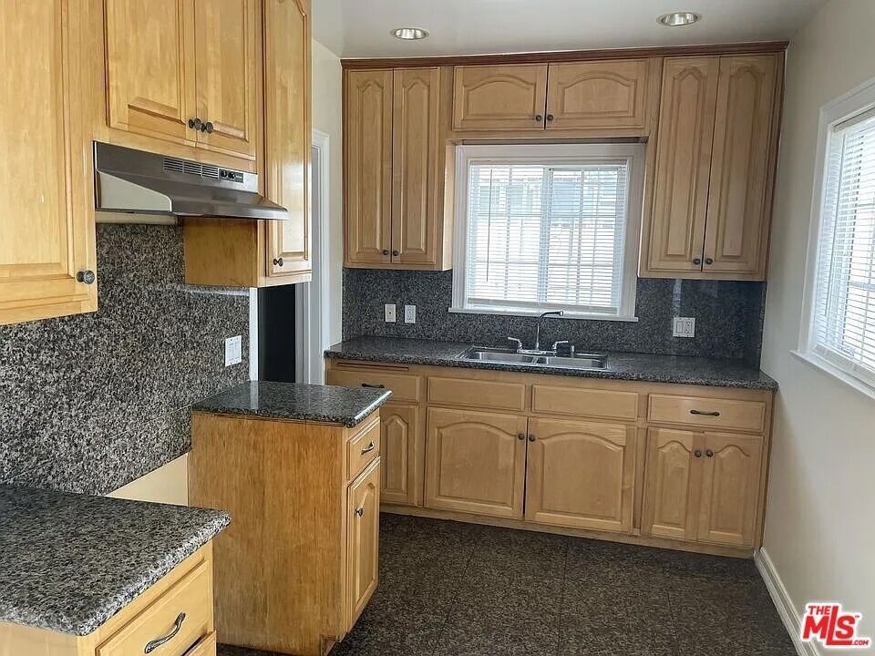 713 W 49th Place - Photo 4