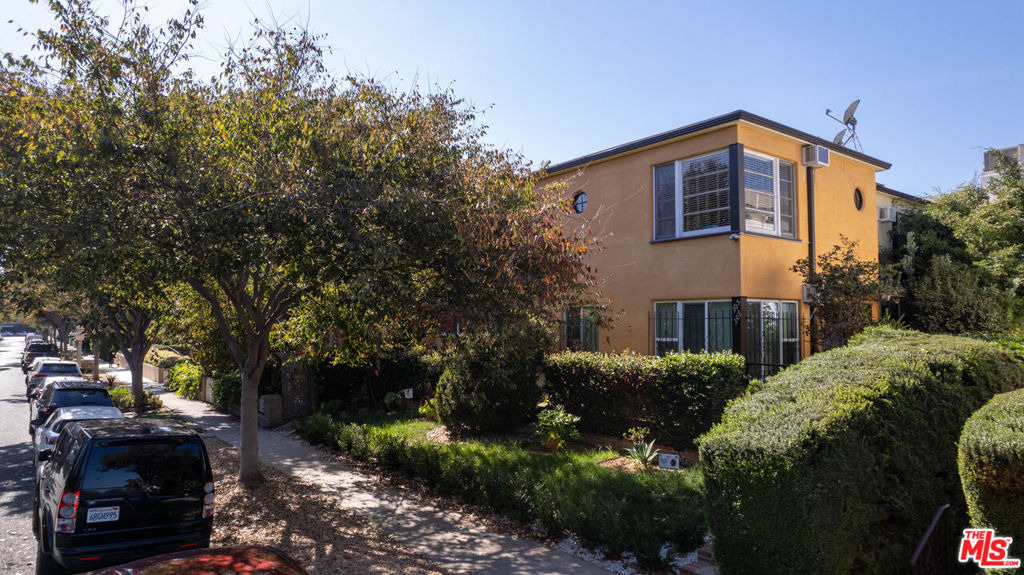 305 S Reeves Drive - Photo 0
