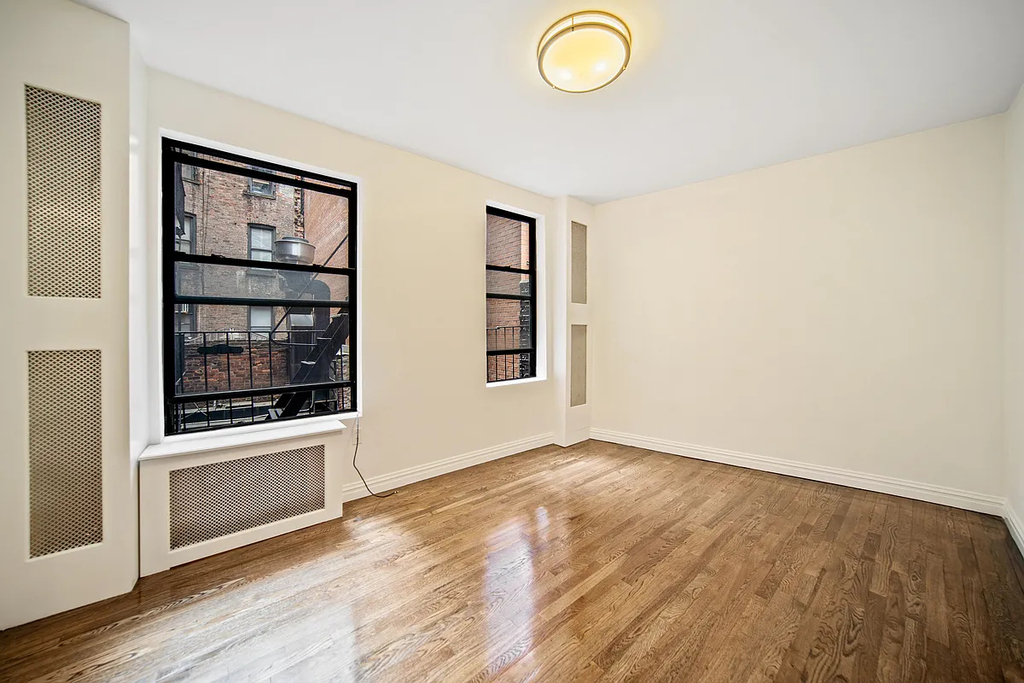 Mott Street - Photo 2