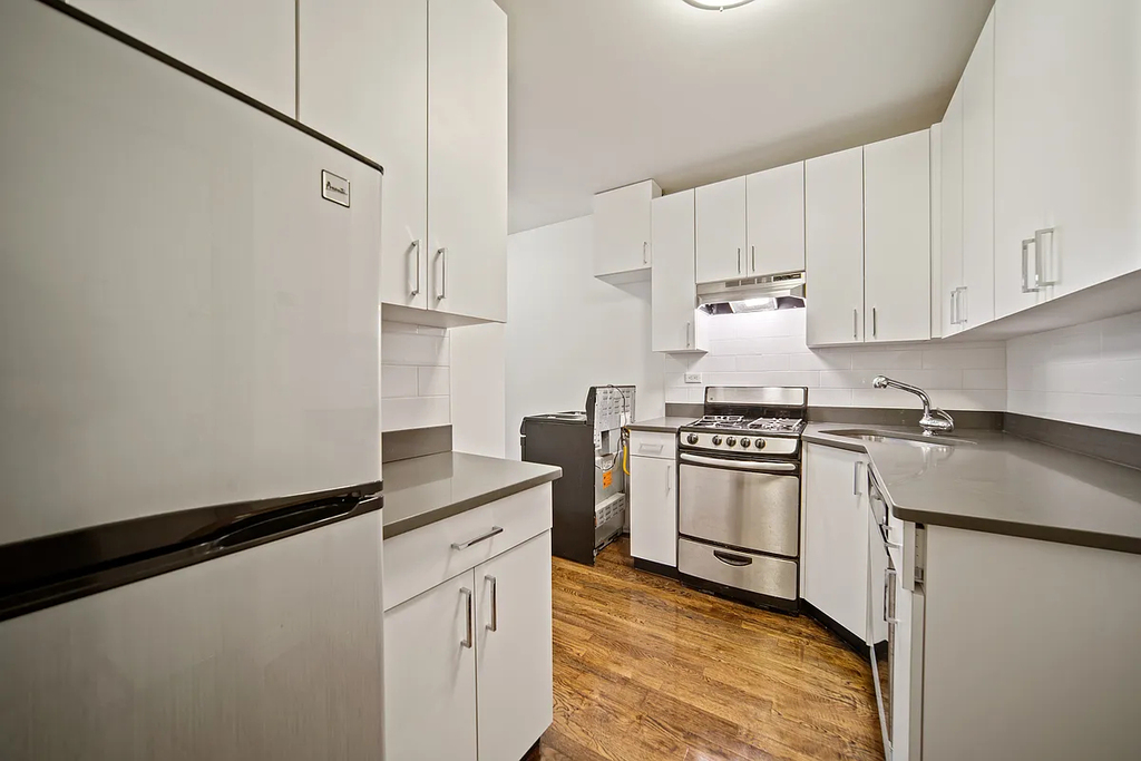 Mott Street - Photo 1