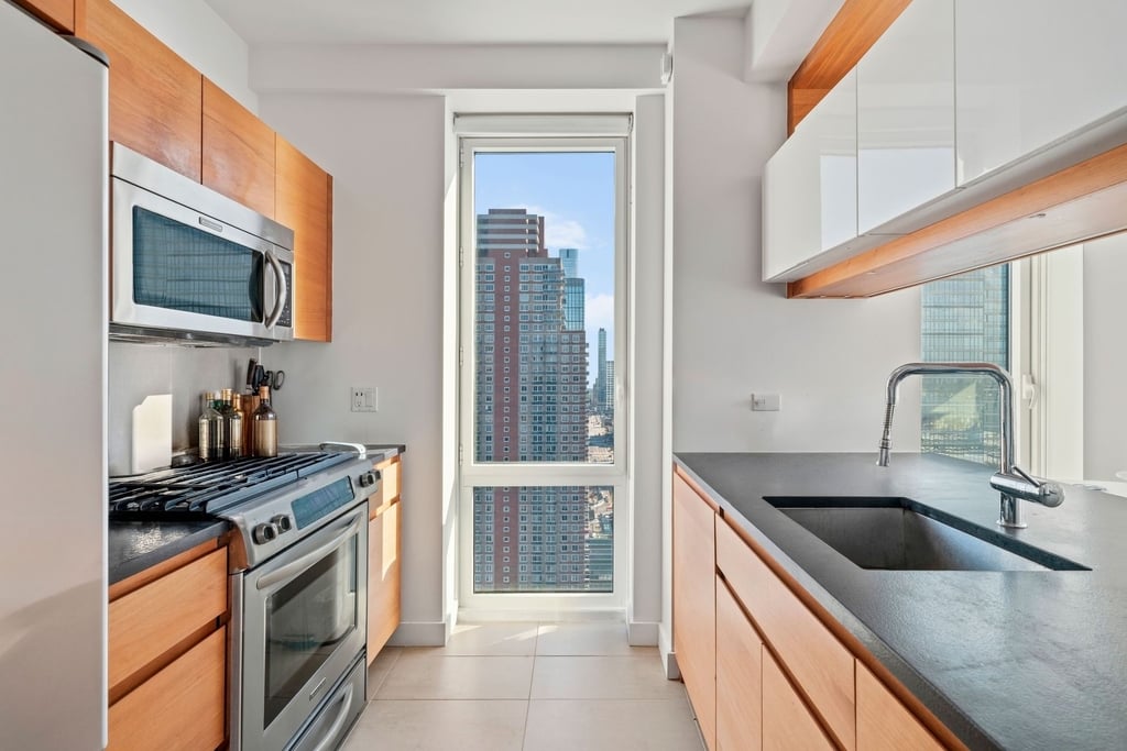 550 West 45th Street - Photo 3