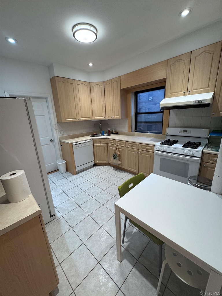 4220 Kissena Blvd  Apt D2 - Photo 12