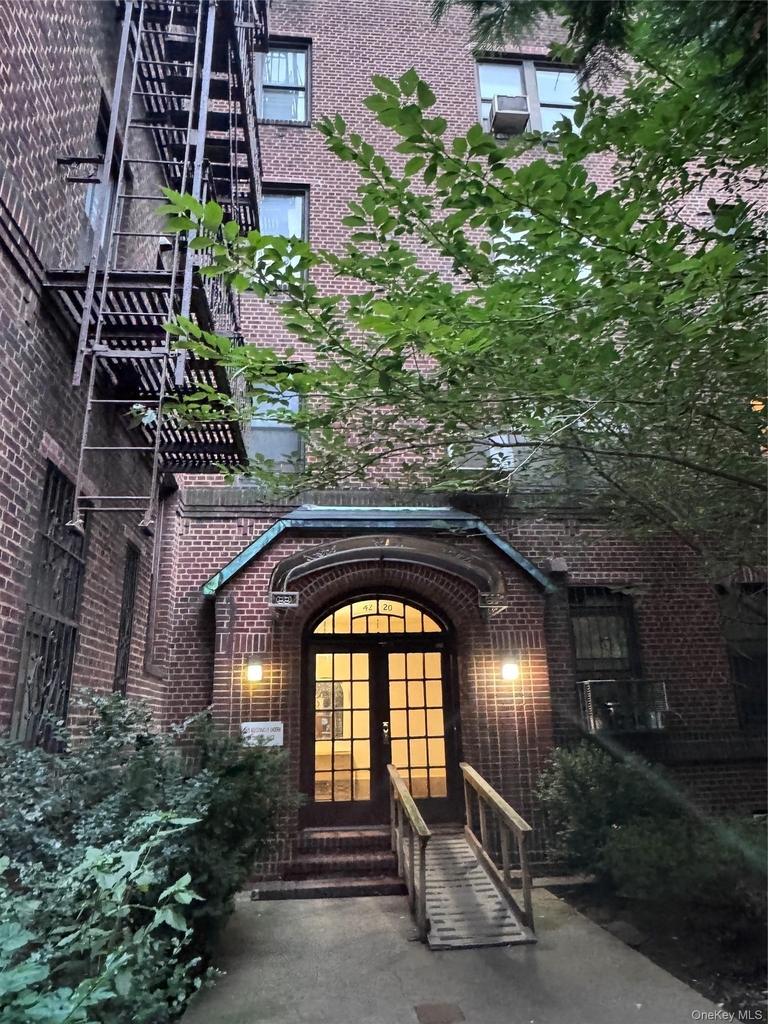 4220 Kissena Blvd  Apt D2 - Photo 0