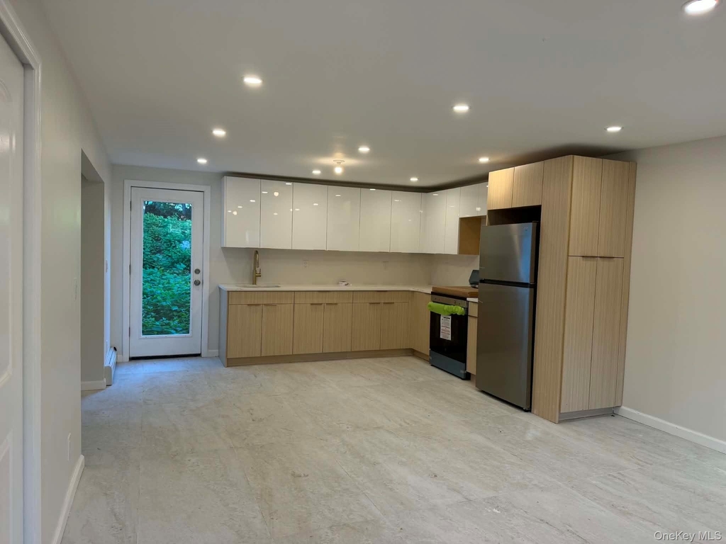60 Schneider Avenue - Photo 1