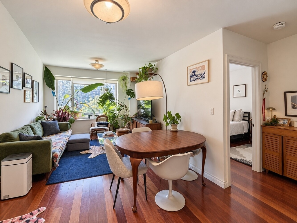30-85 Vernon Boulevard - Photo 1