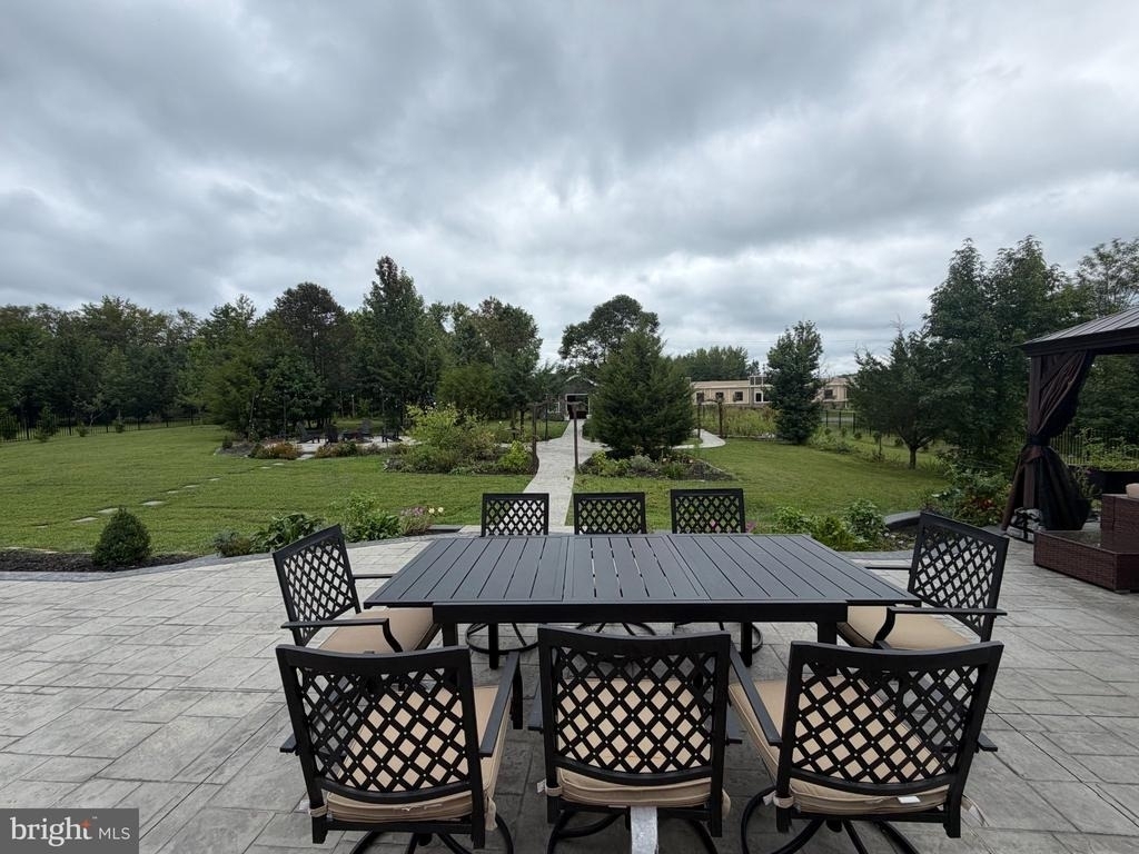 9812 Thoroughbred Road - Photo 25