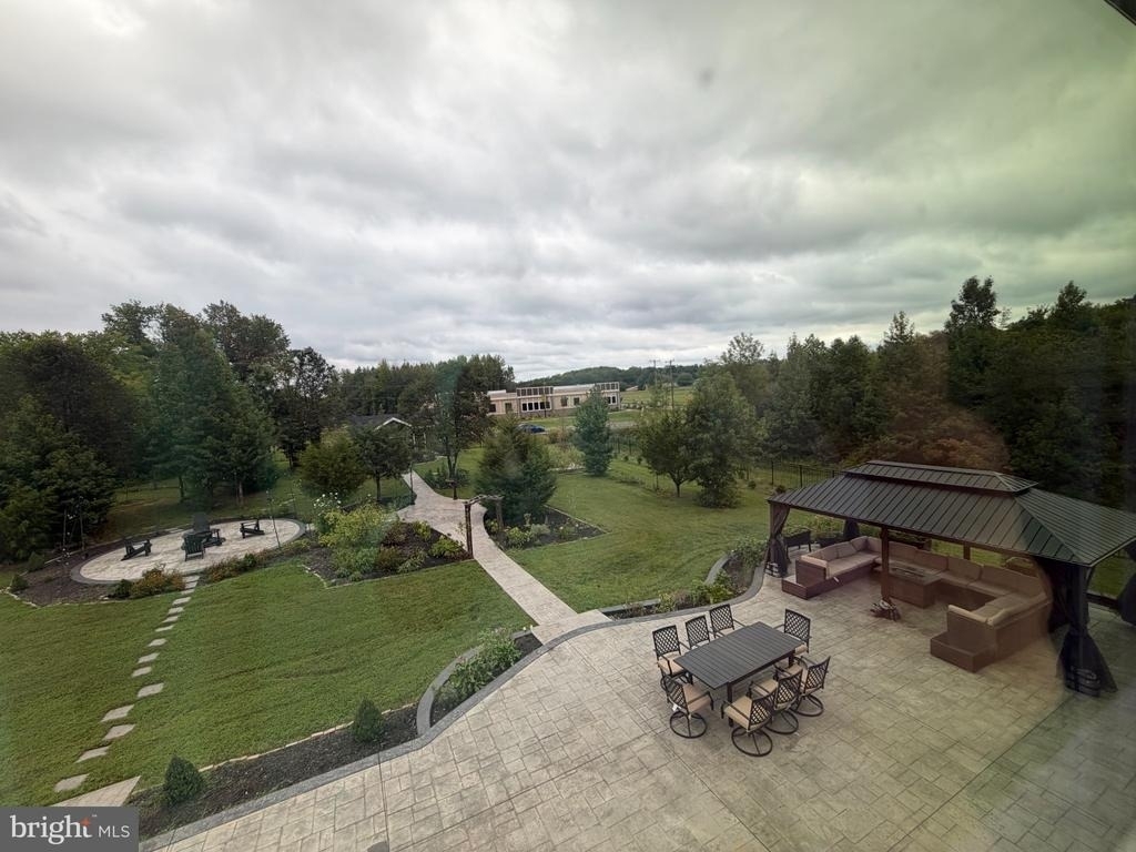 9812 Thoroughbred Road - Photo 21