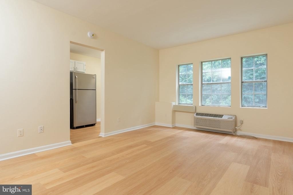 1909 N Rhodes Street - Photo 2