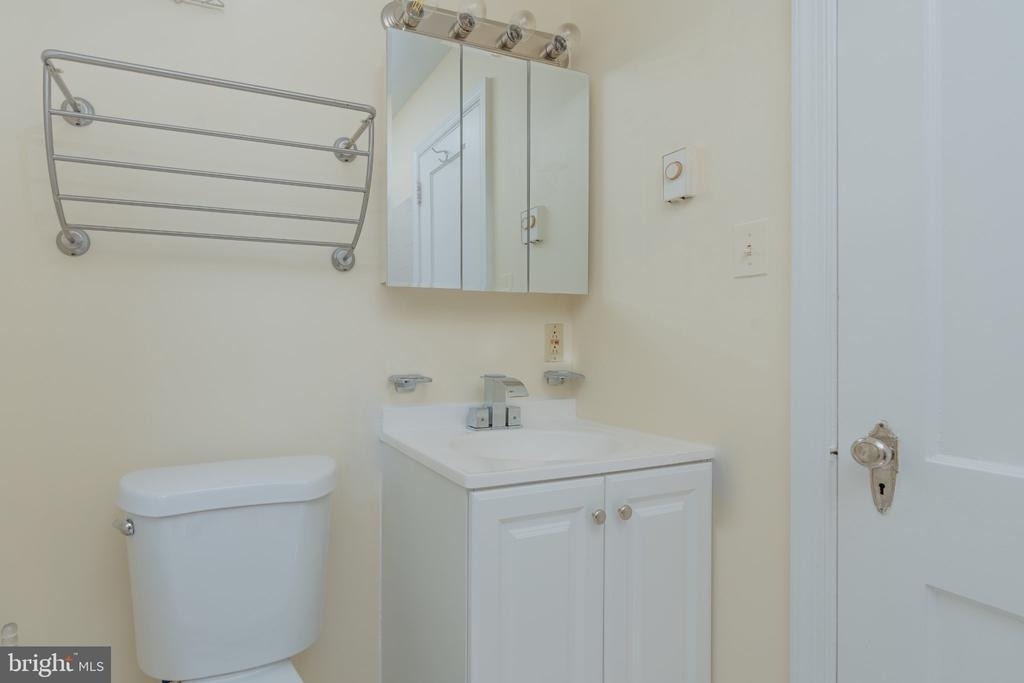 1909 N Rhodes Street - Photo 9