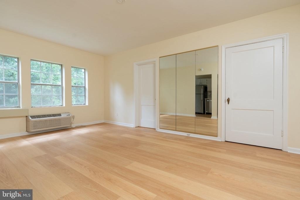 1909 N Rhodes Street - Photo 1