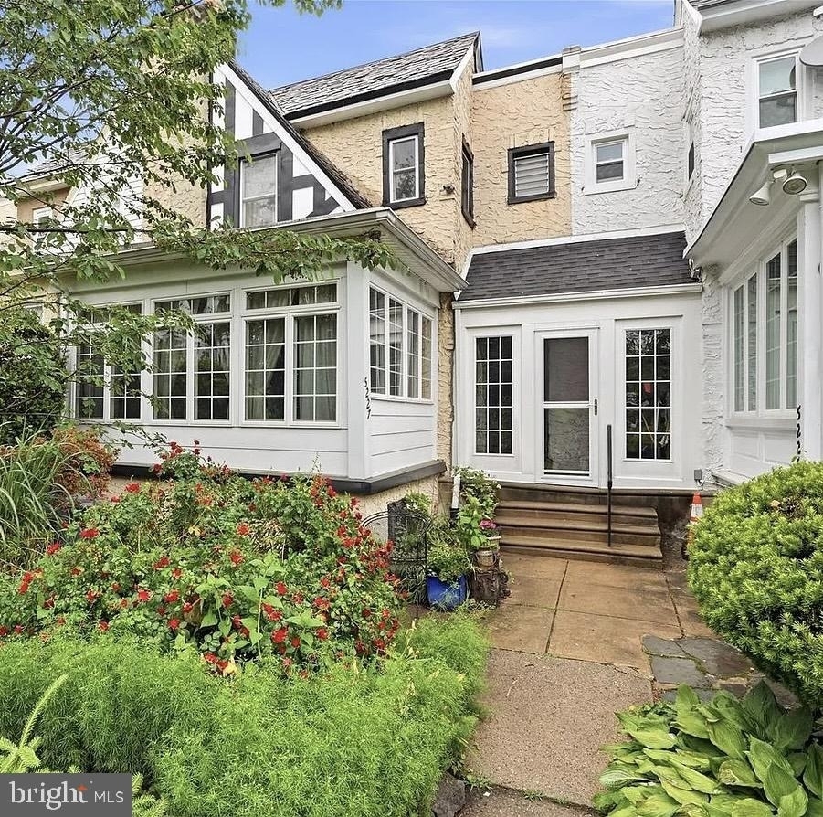 5227 Rexford Road - Photo 0