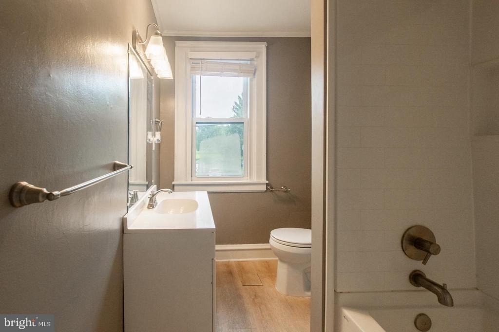 239 W Evergreen Street - Photo 18