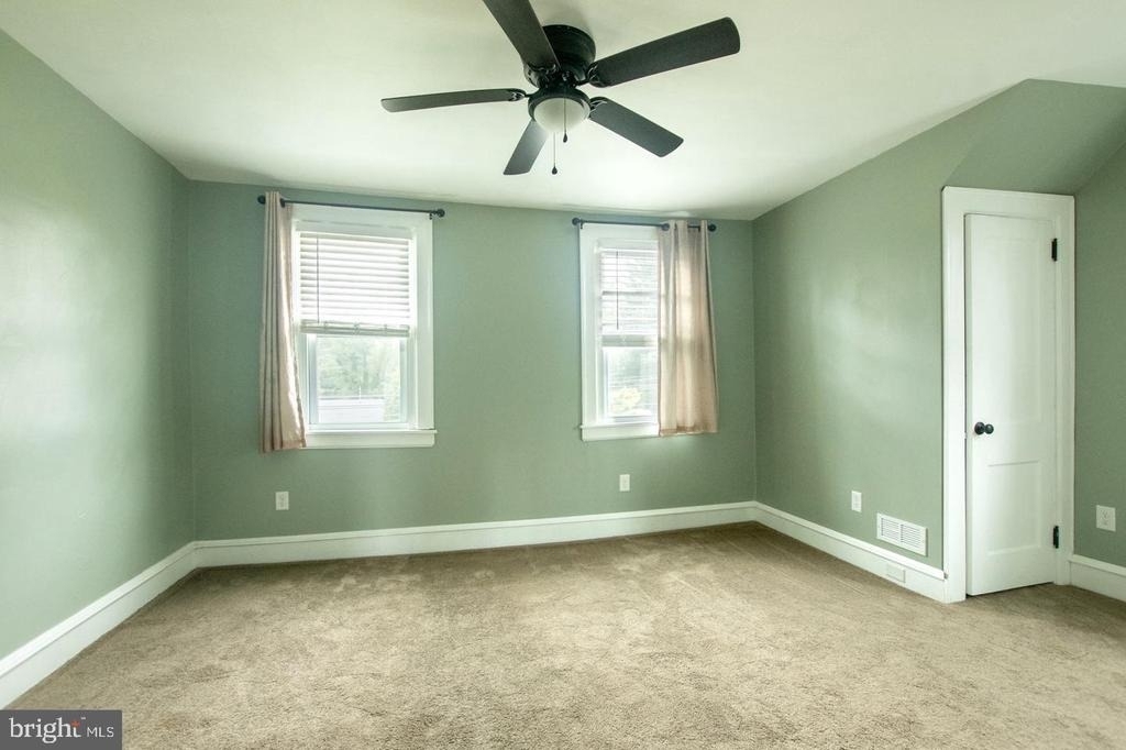 239 W Evergreen Street - Photo 12