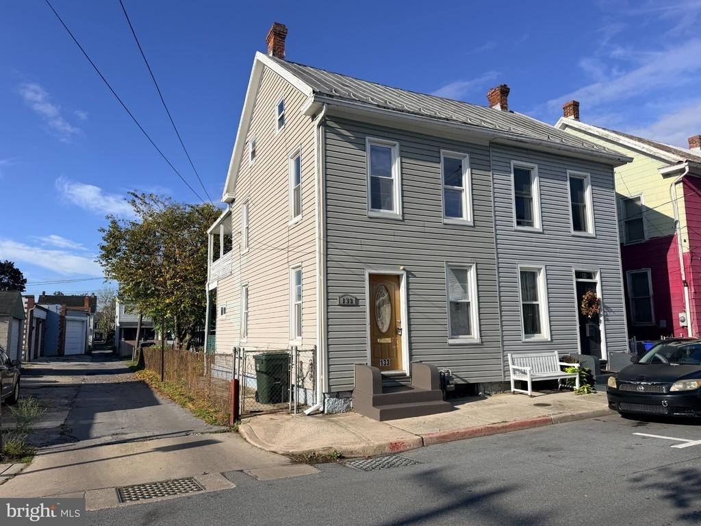133 E Lee Street - Photo 1