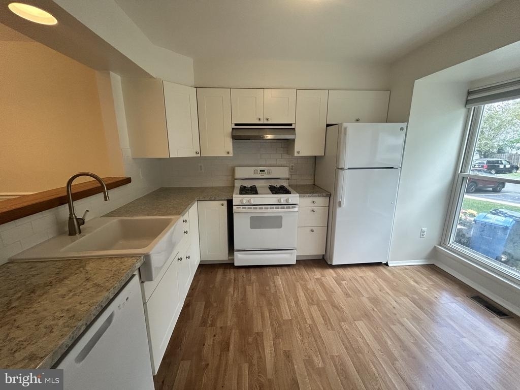 9536 Melrose Square Way - Photo 7