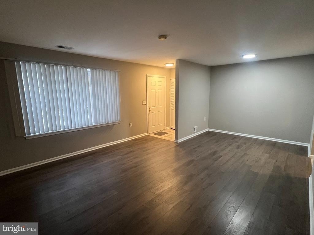 9035 N Laurel Road - Photo 4