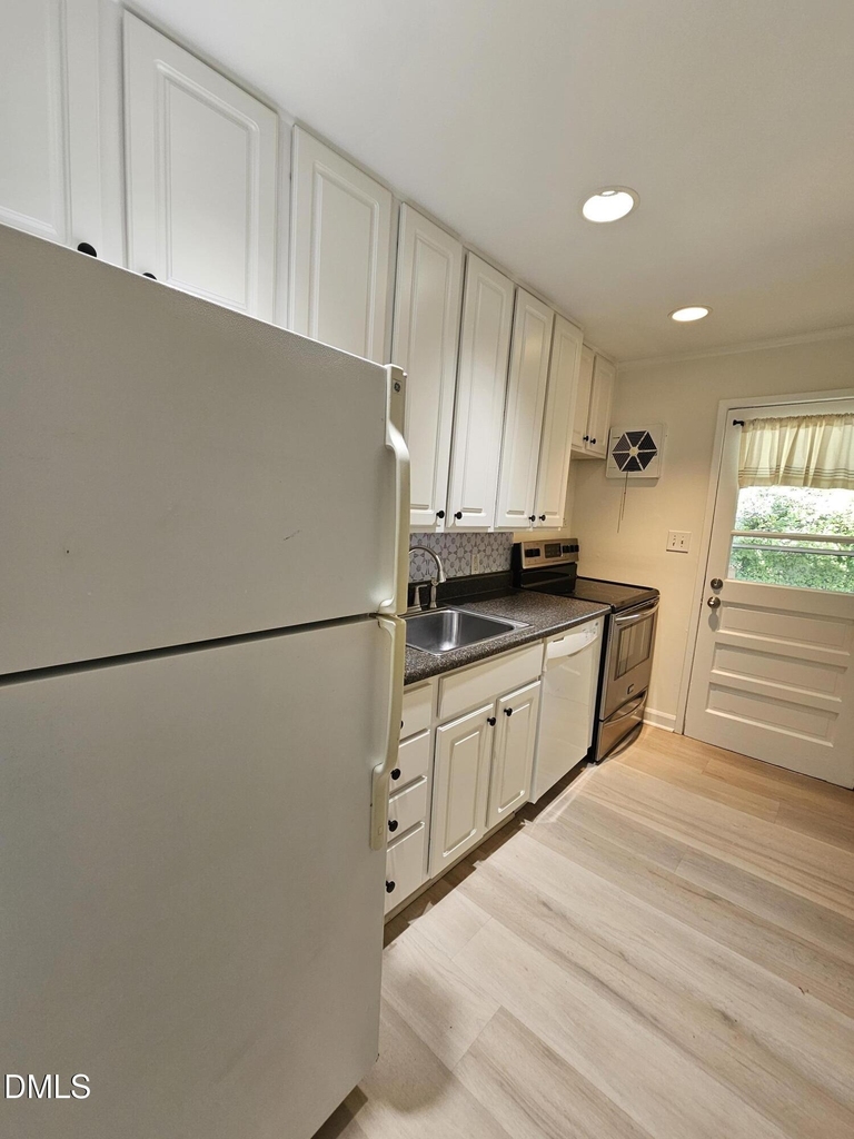 707 Daniels Street - Photo 10