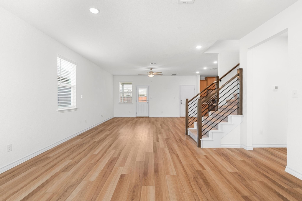223 Flowers Ave - Photo 3