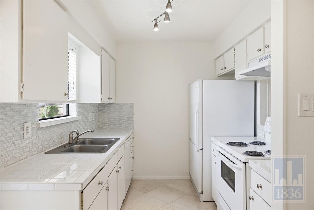 8400 Jamestown Dr - Photo 5