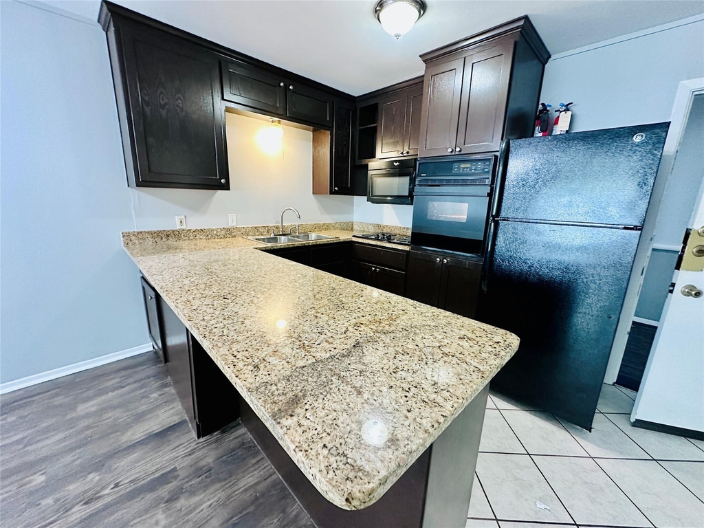 601 W 11th St - Photo 5
