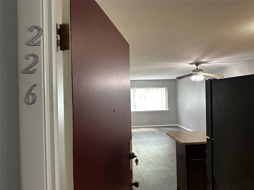 601 W 11th St - Photo 7