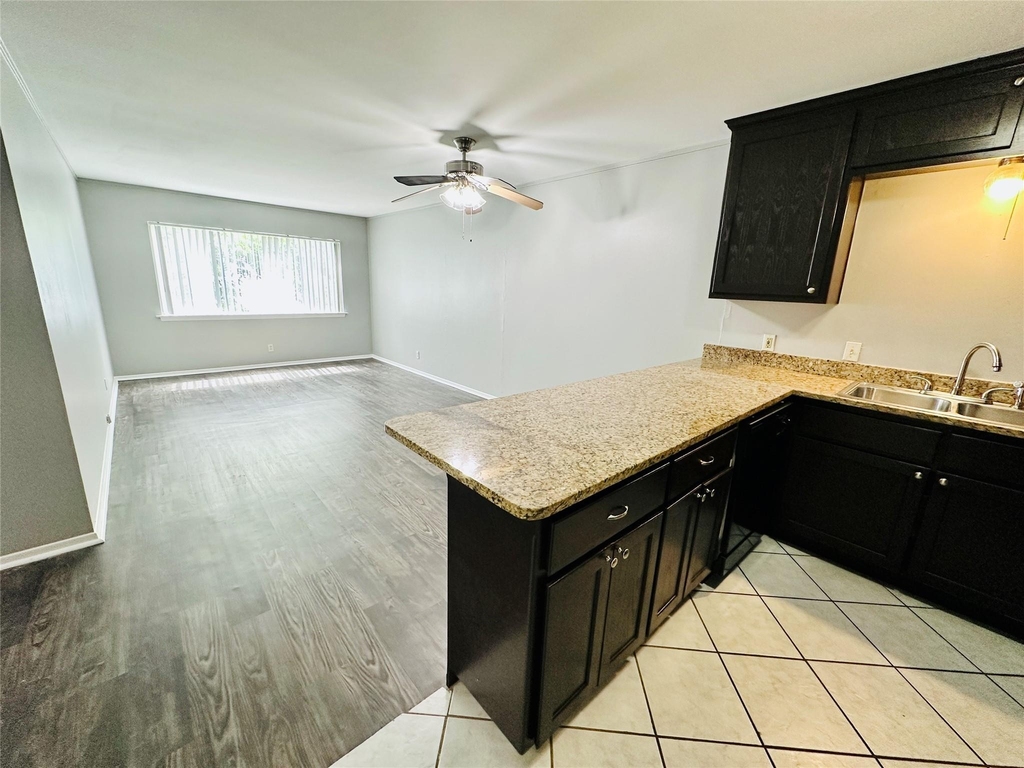 601 W 11th St - Photo 3
